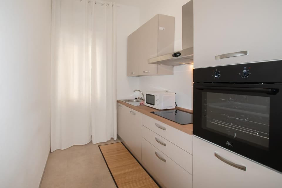 Coffee/tea facilities, Kitchen or kitchenette, microwave, oven, stove, toaster