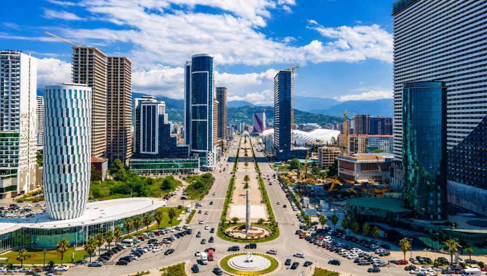 Property building, Nearby landmark, Day, Neighbourhood, Natural landscape, Bird's eye view, City view, Mountain view, Street view, Location, Parking