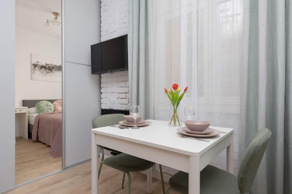 Bed, TV and multimedia, Dining area, Bedroom