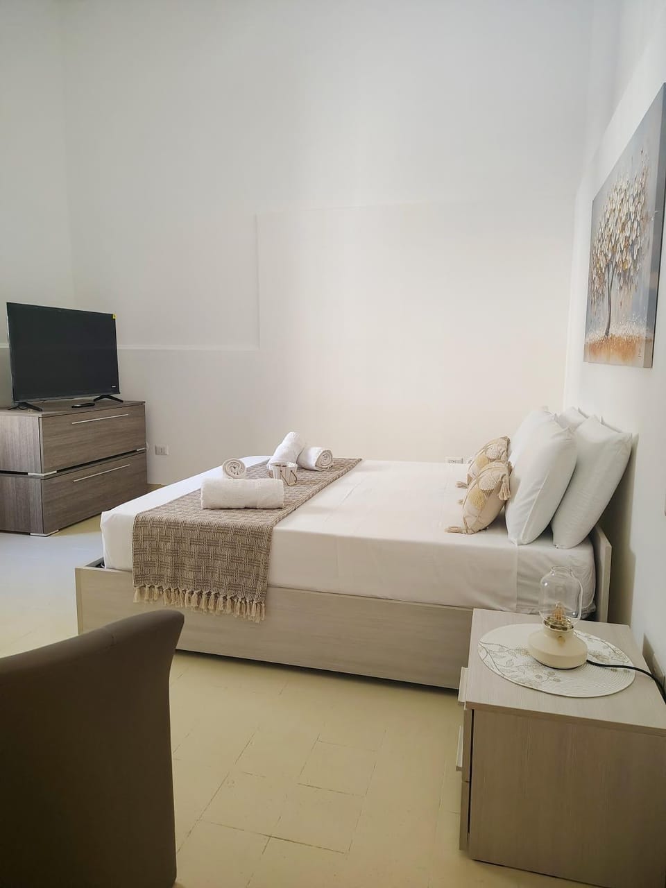 Bed, TV and multimedia, Photo of the whole room, Seating area, Bedroom, towels