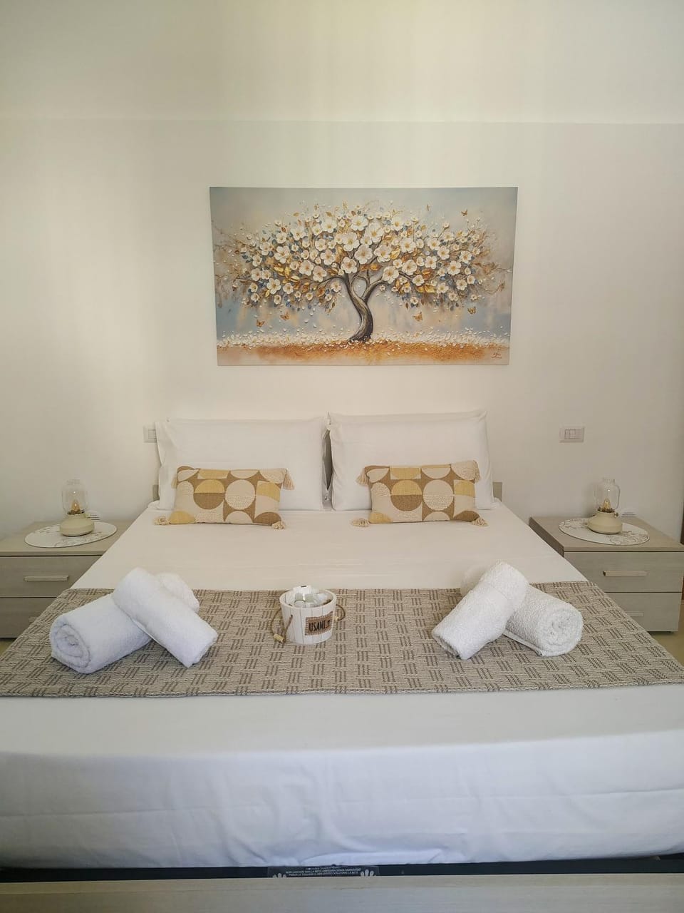 Bed, Photo of the whole room, Bedroom, towels