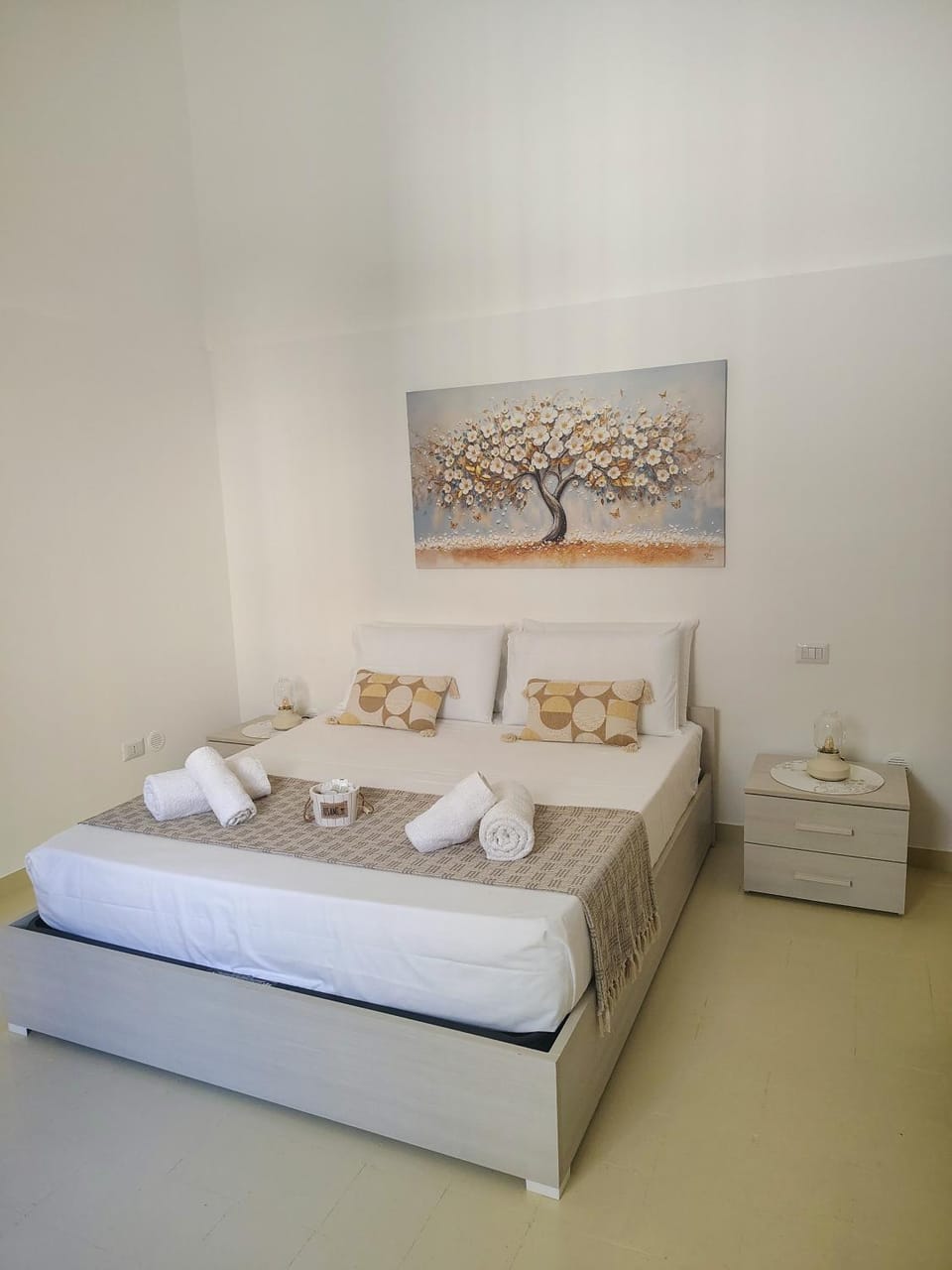 Bed, Photo of the whole room, Bedroom, towels