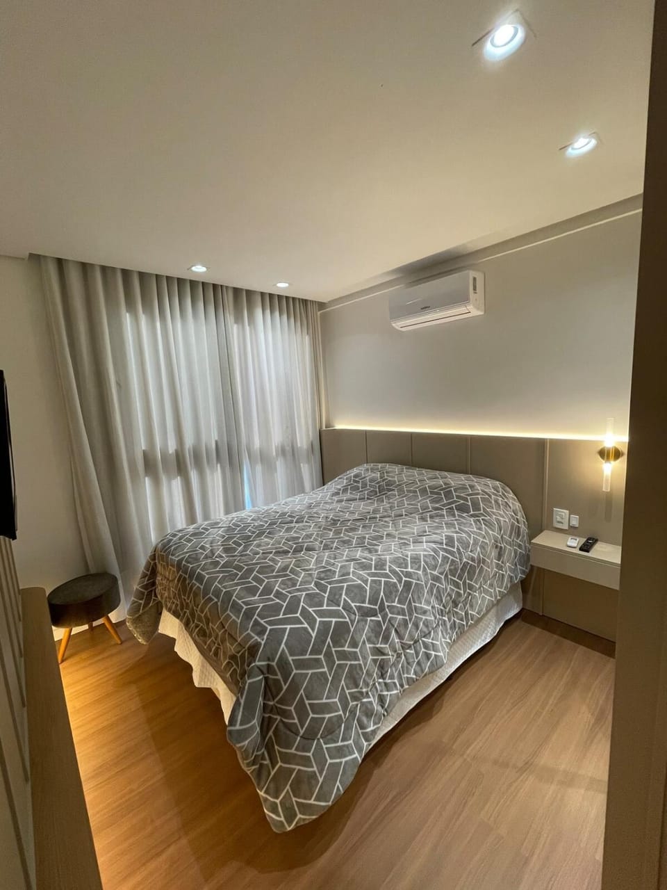 Bed, Photo of the whole room, Bedroom, air conditioner