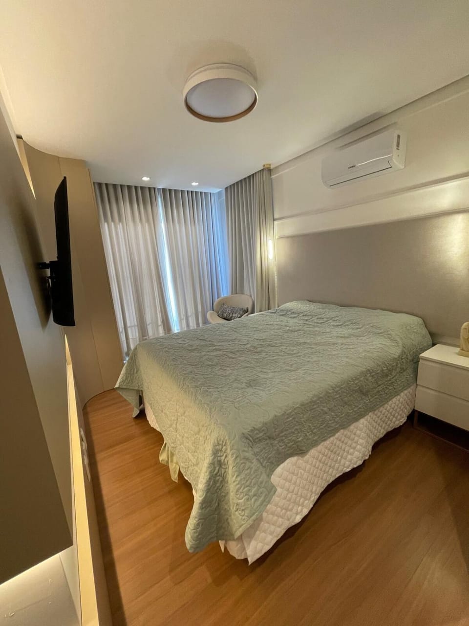 Bed, TV and multimedia, Photo of the whole room, Bedroom, air conditioner