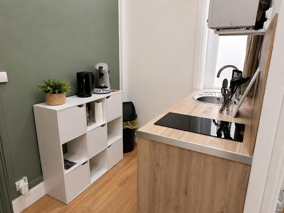 Coffee/tea facilities, Kitchen or kitchenette, stove
