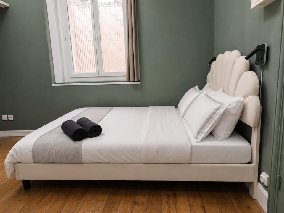 Bed, towels