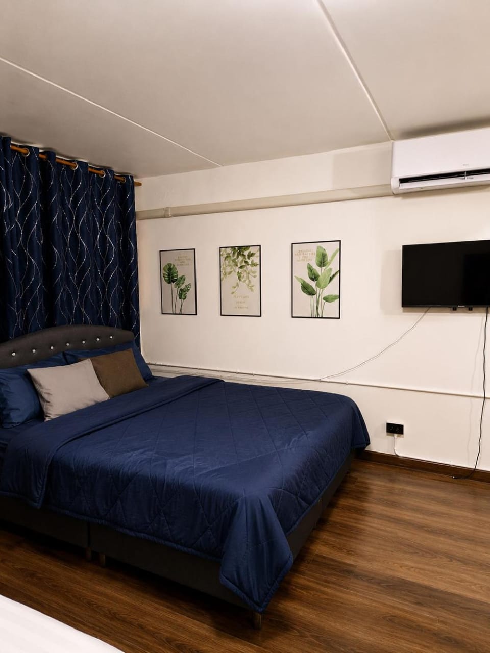 Communal lounge/ TV room, Bed, TV and multimedia, Living room, Photo of the whole room, Seating area, Evening entertainment, Bedroom, air conditioner