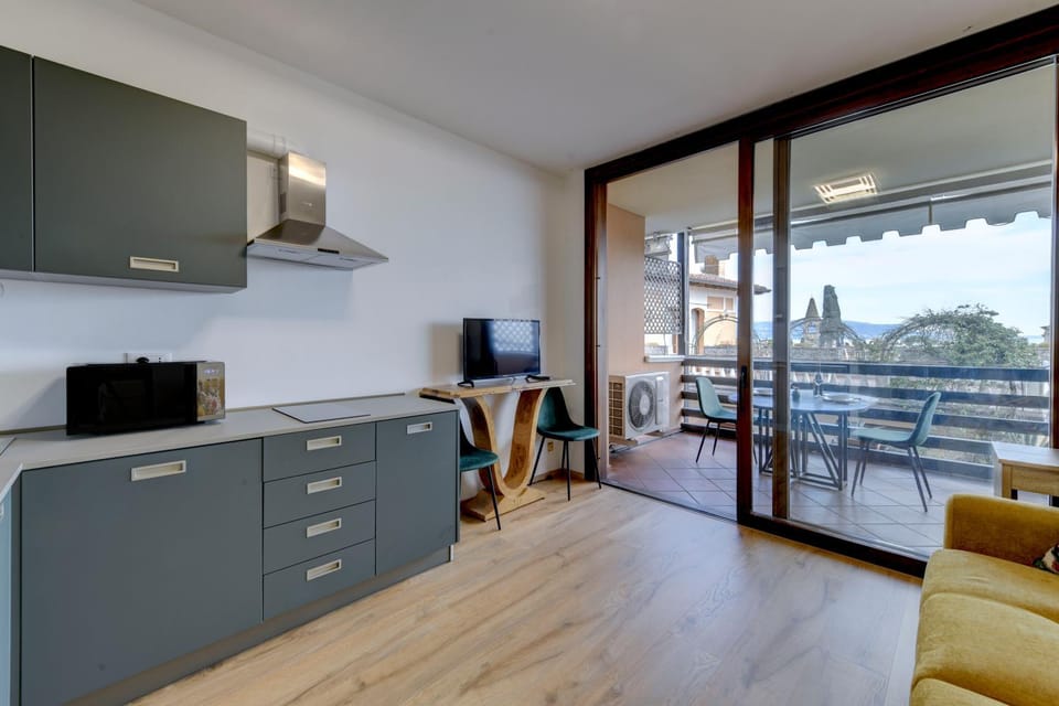 Kitchen or kitchenette, Living room