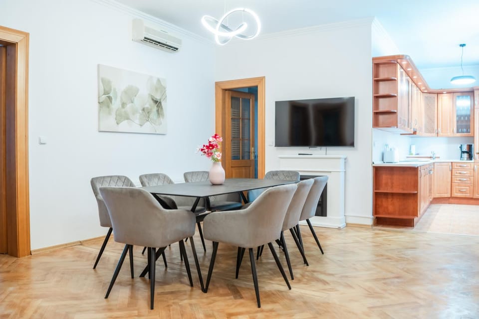 TV and multimedia, Kitchen or kitchenette, Living room, Seating area, Dining area, air conditioner