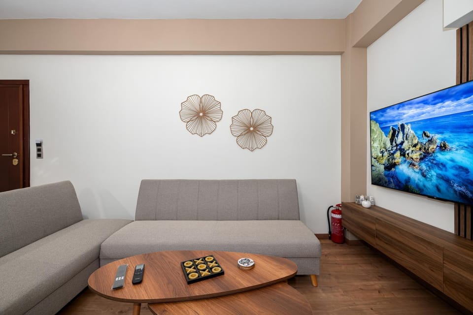 TV and multimedia, Living room, Decorative detail, Seating area