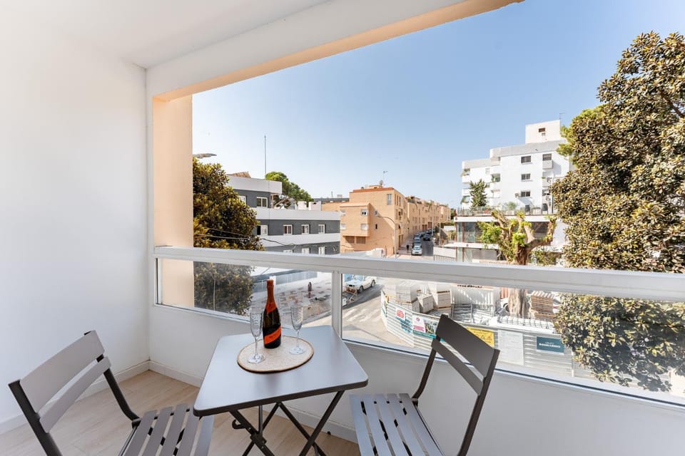 Day, View (from property/room), Balcony/Terrace, Balcony/Terrace, Dining area, City view