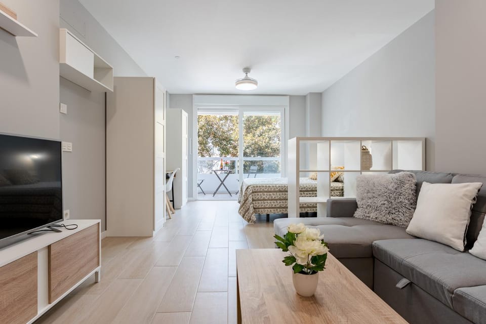 TV and multimedia, Living room, Photo of the whole room, Dining area, air conditioner