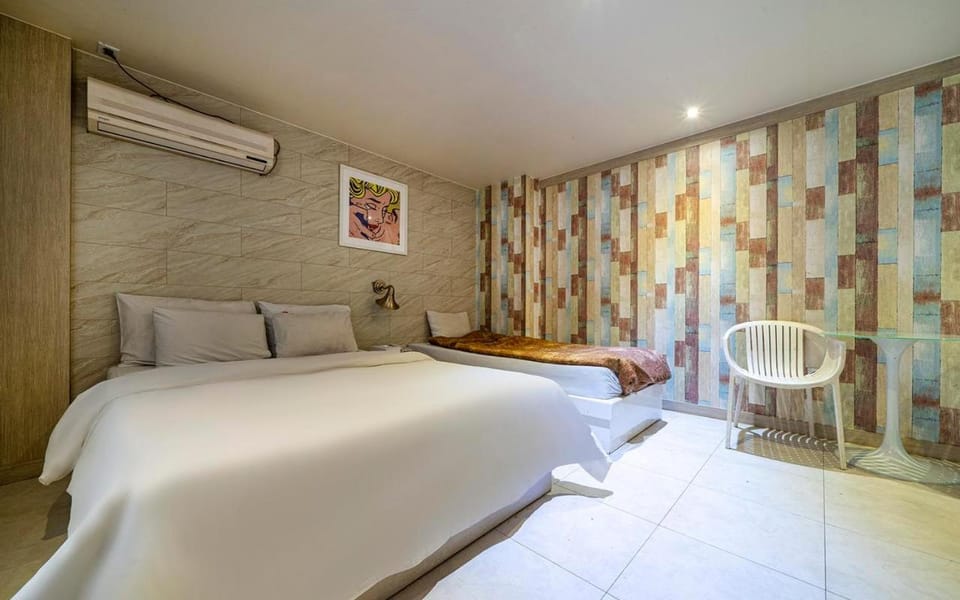 Bed, Seating area, Bedroom, air conditioner