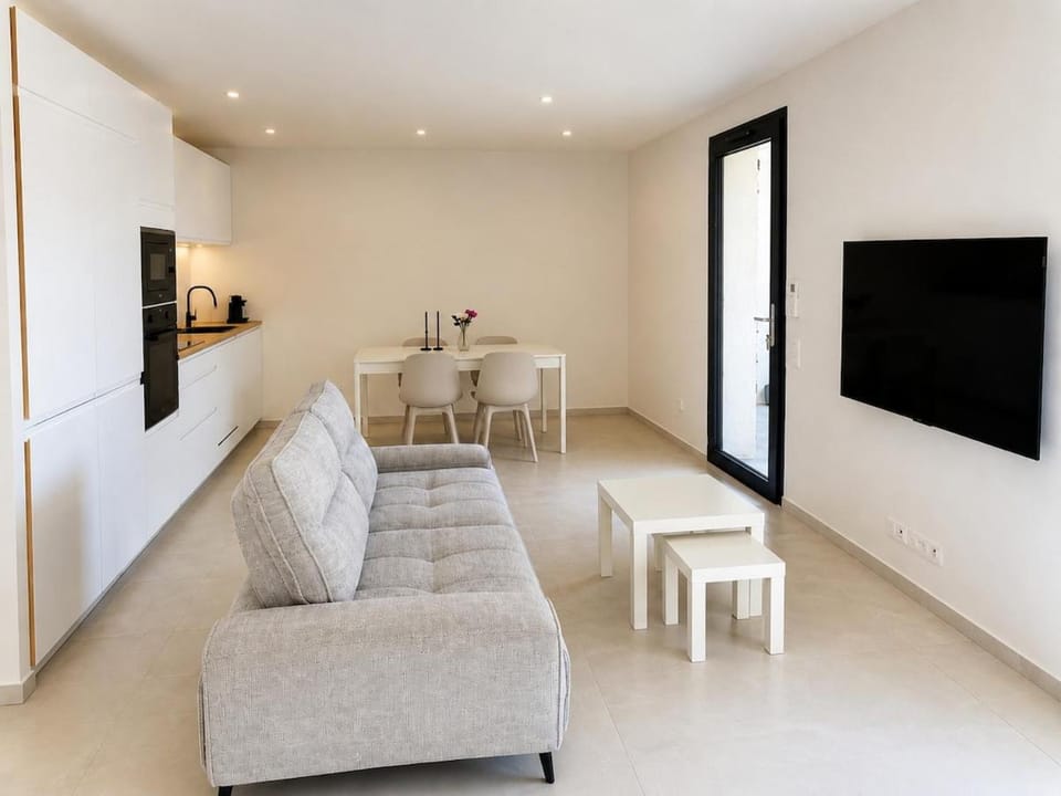 TV and multimedia, Kitchen or kitchenette, Living room, Seating area, Dining area