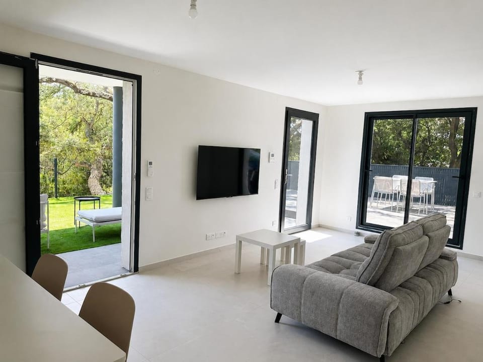 Patio, Garden, TV and multimedia, Living room, Garden view