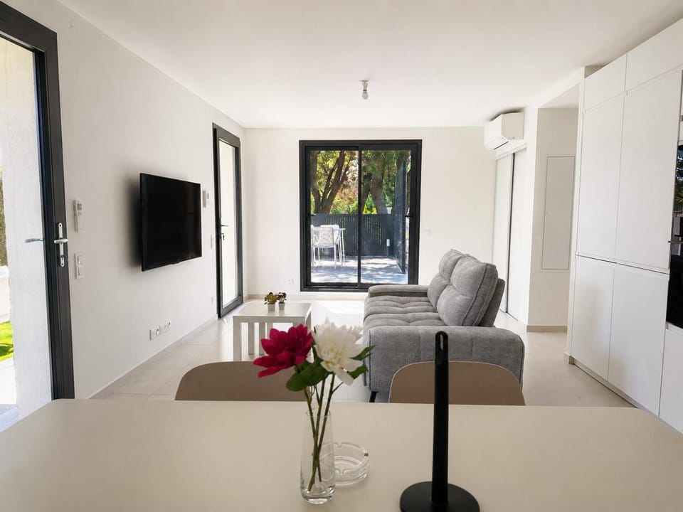 View (from property/room), Living room, Garden view