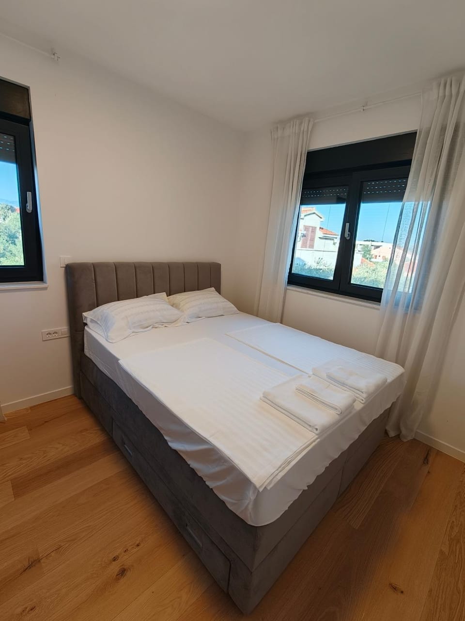 Bed, Photo of the whole room, Bedroom, towels