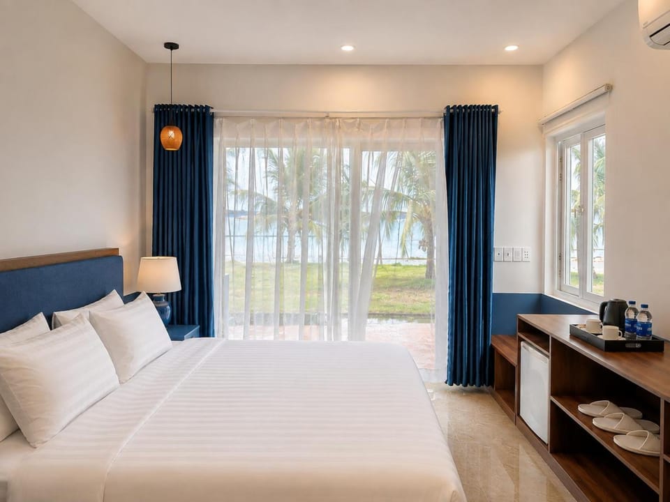 Property building, Bed, Bedroom
