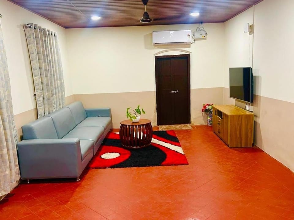 TV and multimedia, Living room, Seating area, Evening entertainment, air conditioner