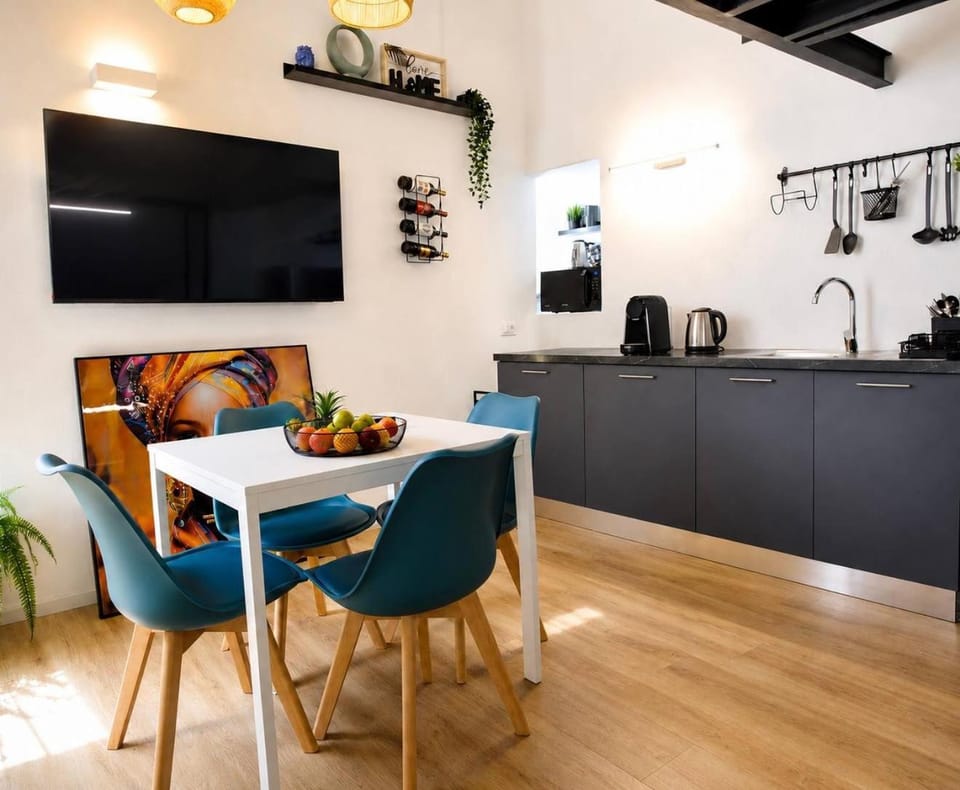 TV and multimedia, Coffee/tea facilities, Kitchen or kitchenette, Living room, Seating area, Dining area, stove