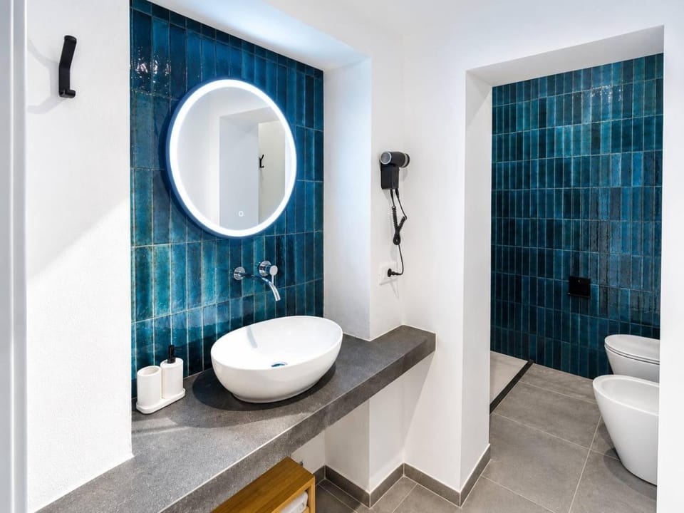 Shower, Toilet, Bathroom, bidet, towels