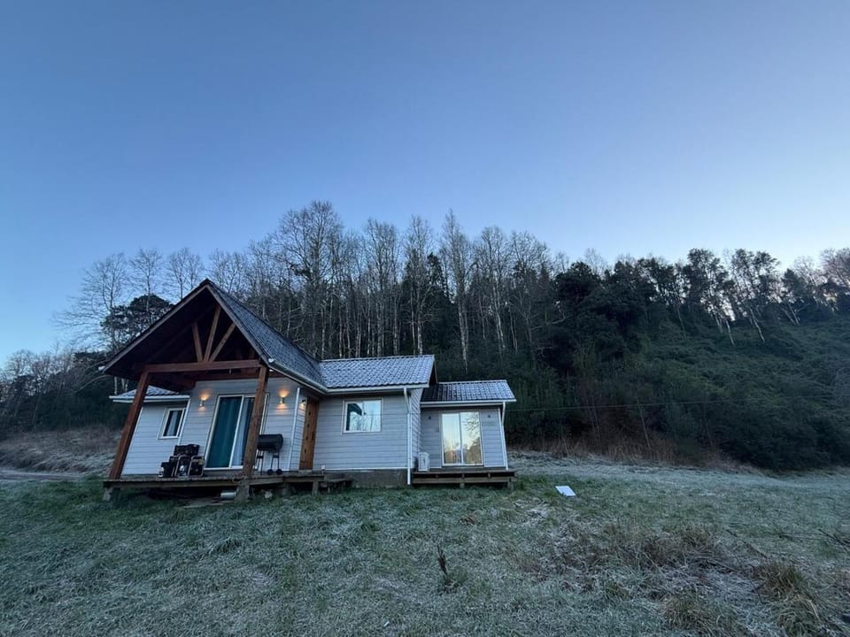 Bosque, calidez y descanso en casa de campo House in Araucania, Chile