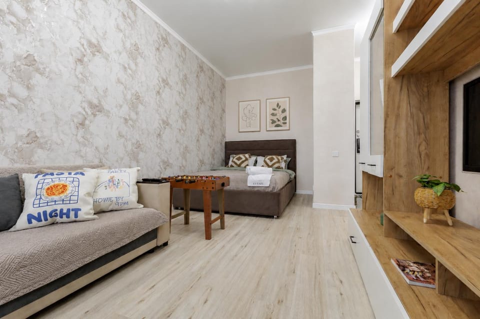 Bed, TV and multimedia, Living room, Photo of the whole room, Seating area, Bedroom