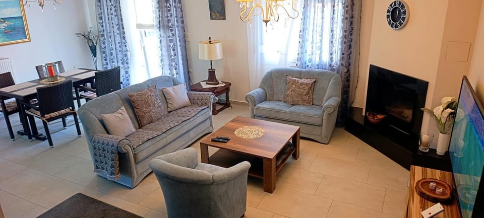 TV and multimedia, Seating area, Dining area
