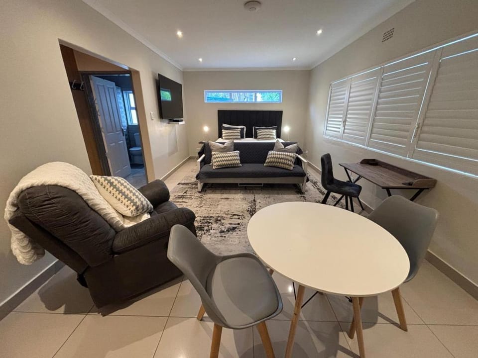 TV and multimedia, Living room, Seating area, Dining area, hair dresser