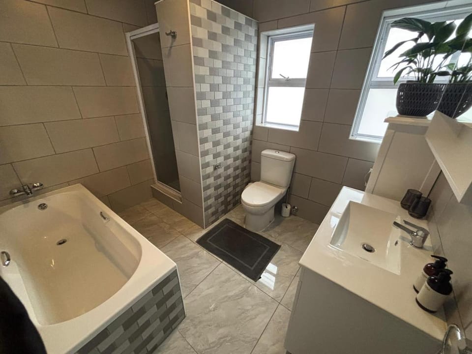 Shower, Toilet, Bathroom, Bath
