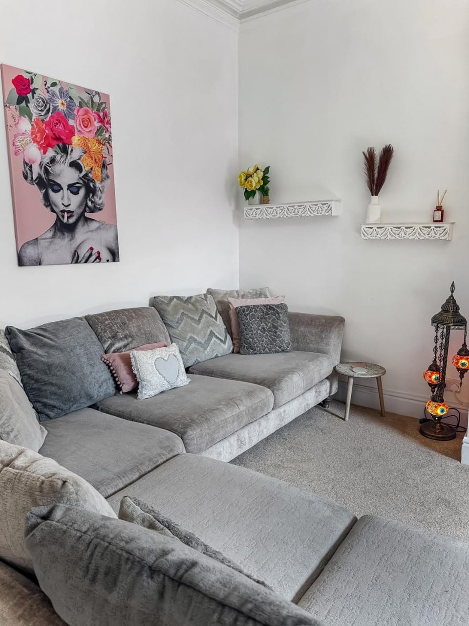 Sleeps 10 3 Bed Central Grantham with Parking Apartment in Grantham