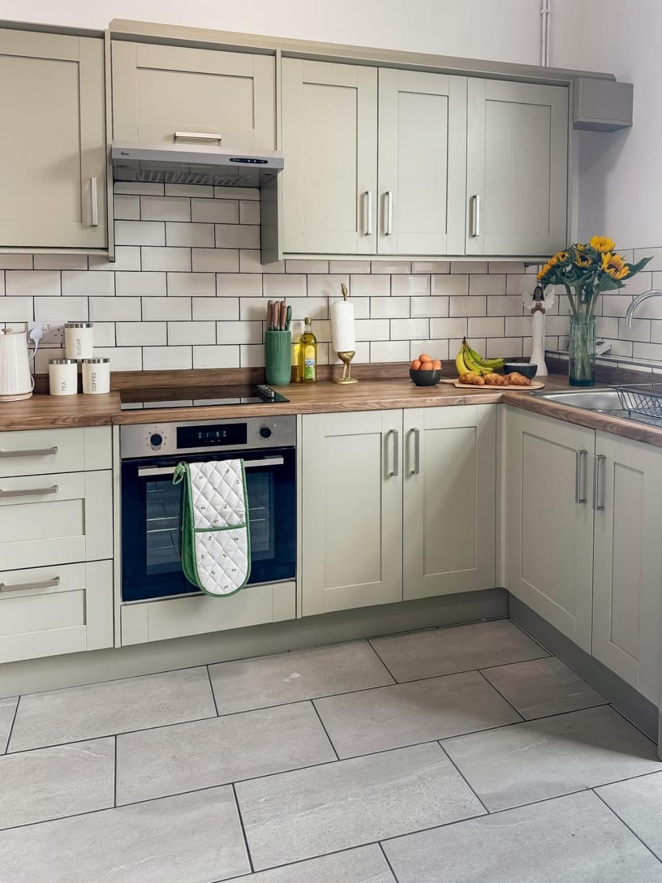 Sleeps 10 3 Bed Central Grantham with Parking Apartment in Grantham