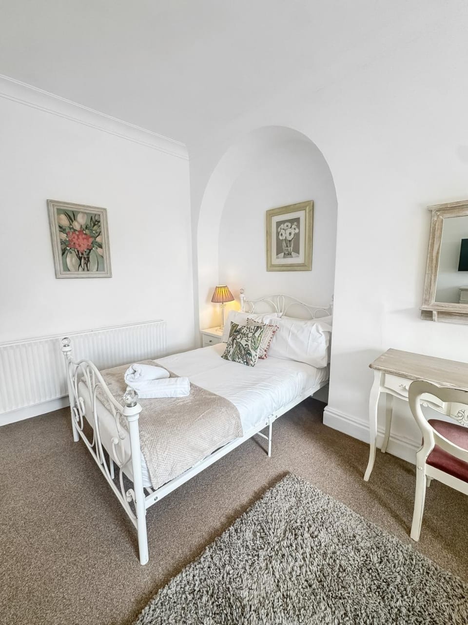 Sleeps 10 3 Bed Central Grantham with Parking Apartment in Grantham