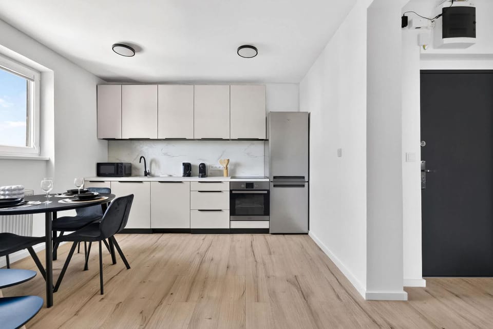 Coffee/tea facilities, Kitchen or kitchenette, Dining area, oven, stove