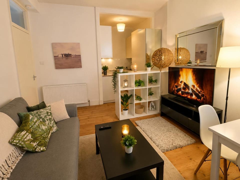 Comfortable 2BR Flat In Leith Sleeps 5 Apartment in Edinburgh