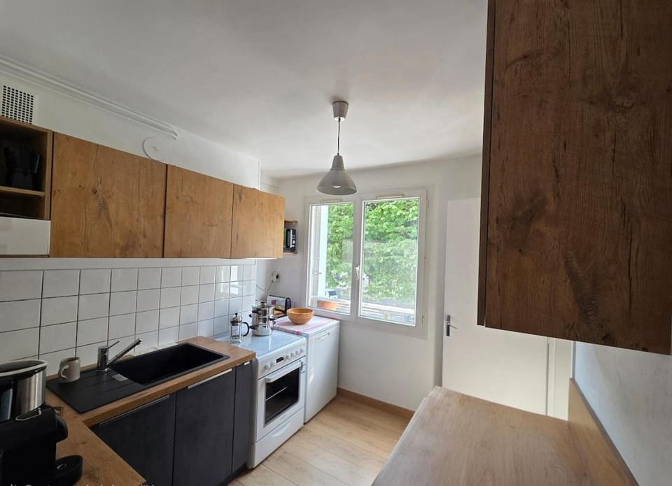 Coffee/tea facilities, Kitchen or kitchenette, Dining area, dishwasher, stove, toaster