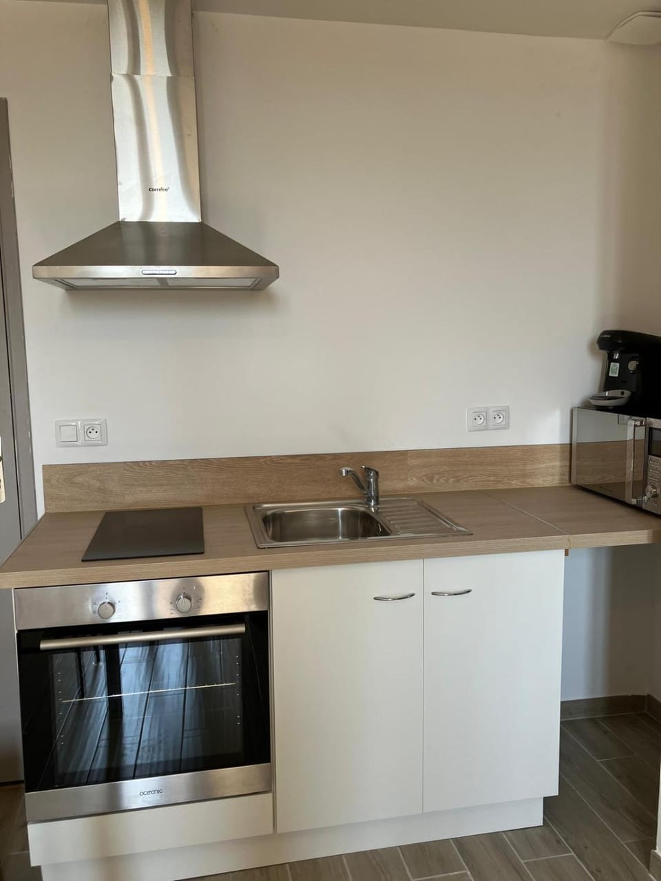 Kitchen or kitchenette, minibar, stove