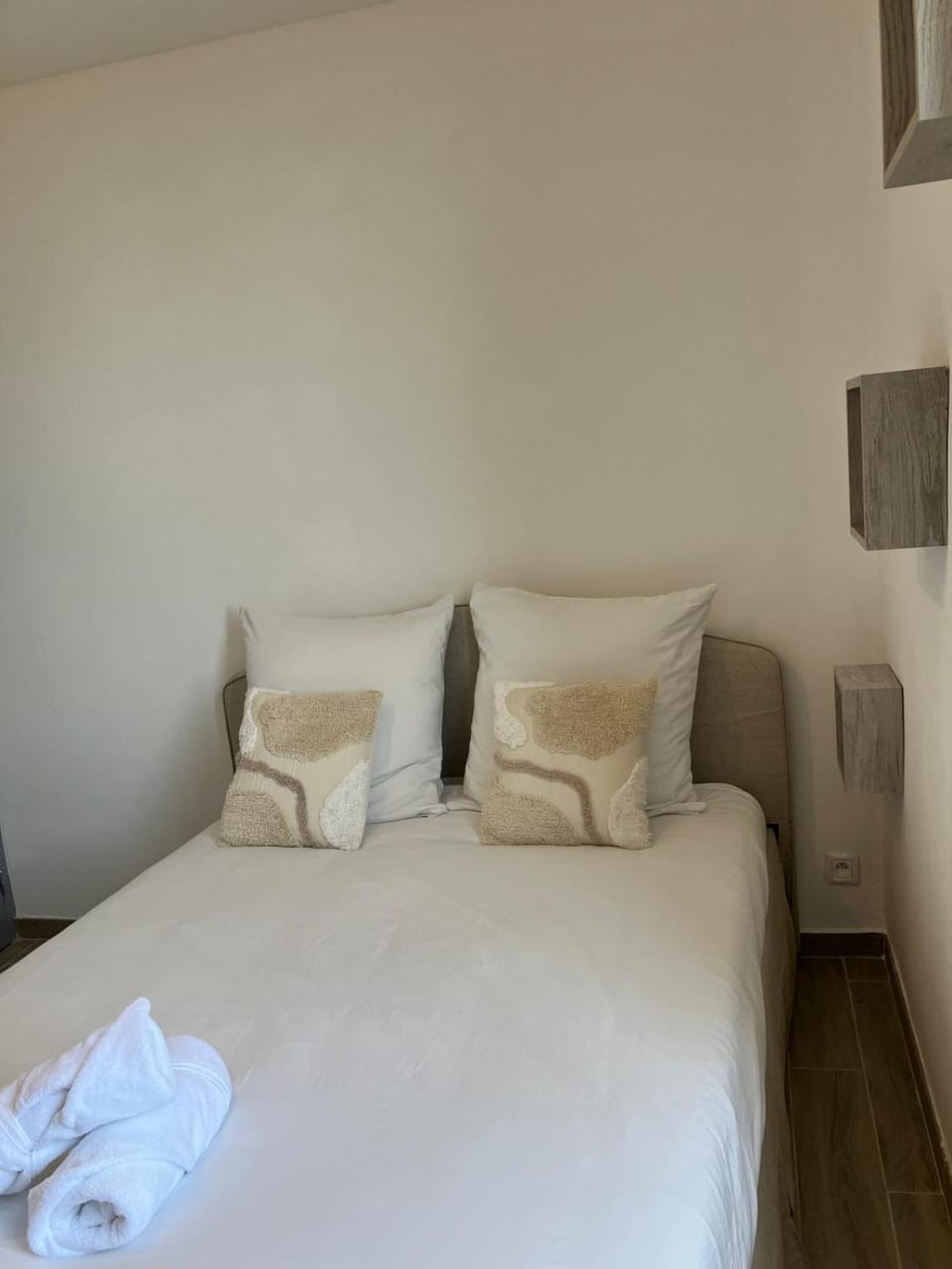 Bed, Photo of the whole room, Bedroom, towels