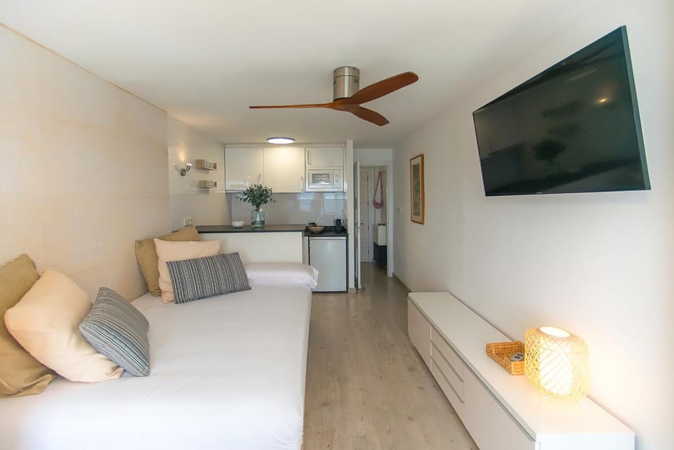 Bed, Seating area