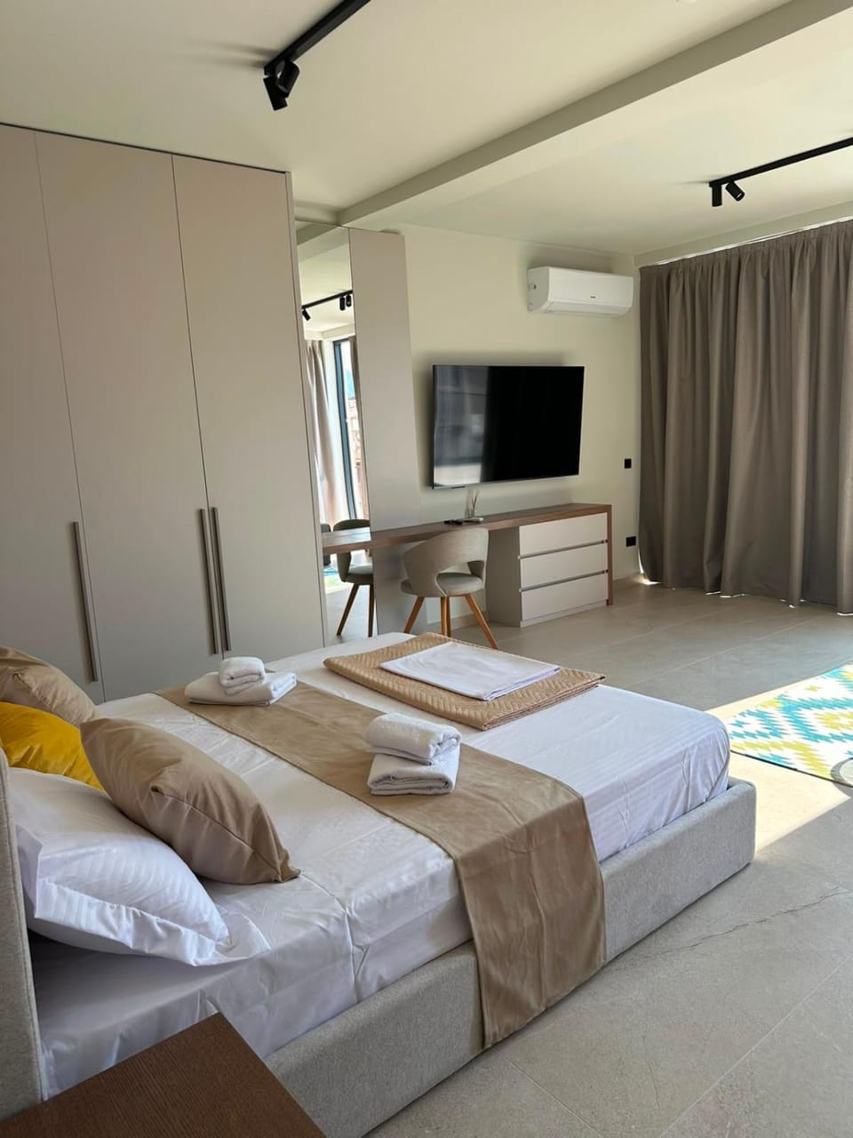 Bed, TV and multimedia, towels