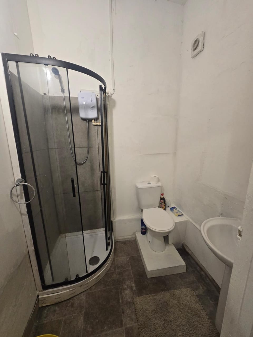 Large flat with parking near train station Apartment in Dover