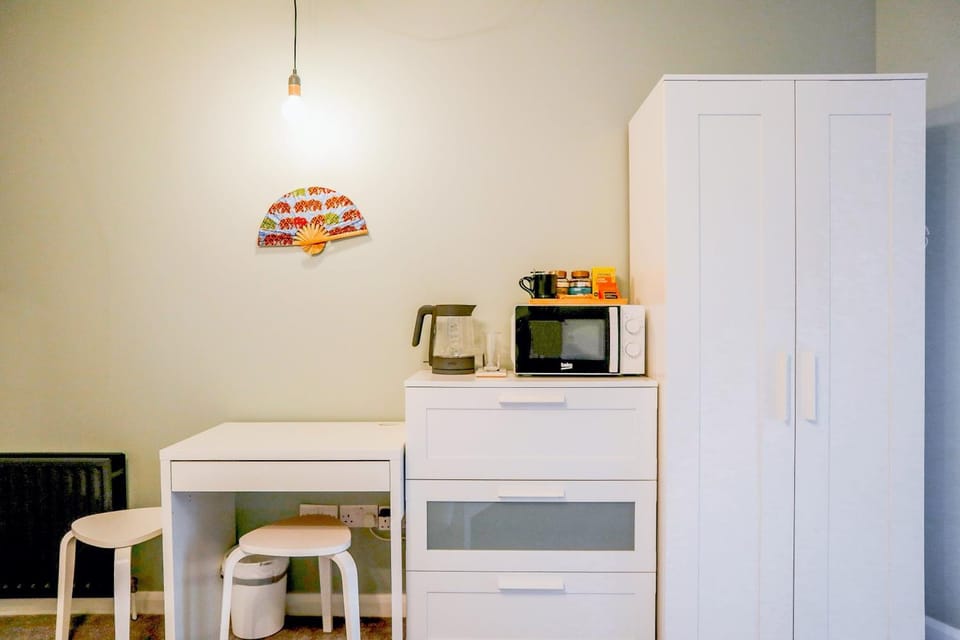 Coffee/tea facilities, Kitchen or kitchenette, Dining area, microwave, wardrobe