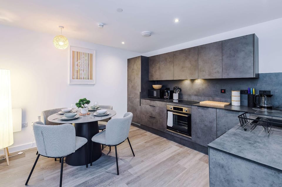Stylish 2BR 2BA - Gym & Co-Working Apartment in Salford