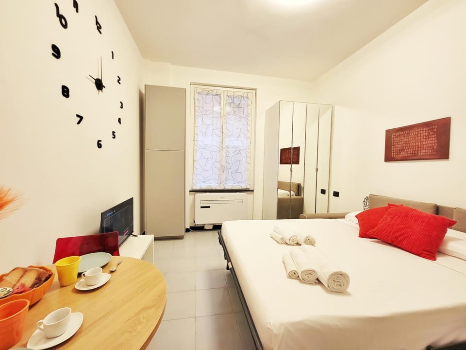 Bed, TV and multimedia, Living room, Photo of the whole room, Seating area, Dining area, Bedroom