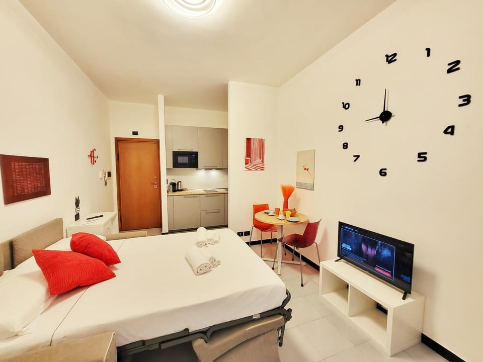 Bed, TV and multimedia, Kitchen or kitchenette, Living room, Photo of the whole room, Seating area, Bedroom, towels