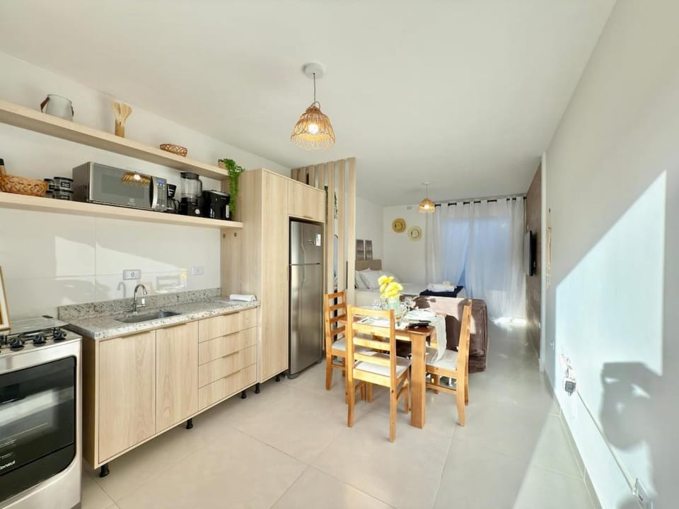 Studio a 400 metros do mar com banheira e piscina Apartment in State of Paraná