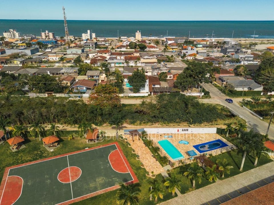 Studio a 400 metros do mar com banheira e piscina Apartment in State of Paraná