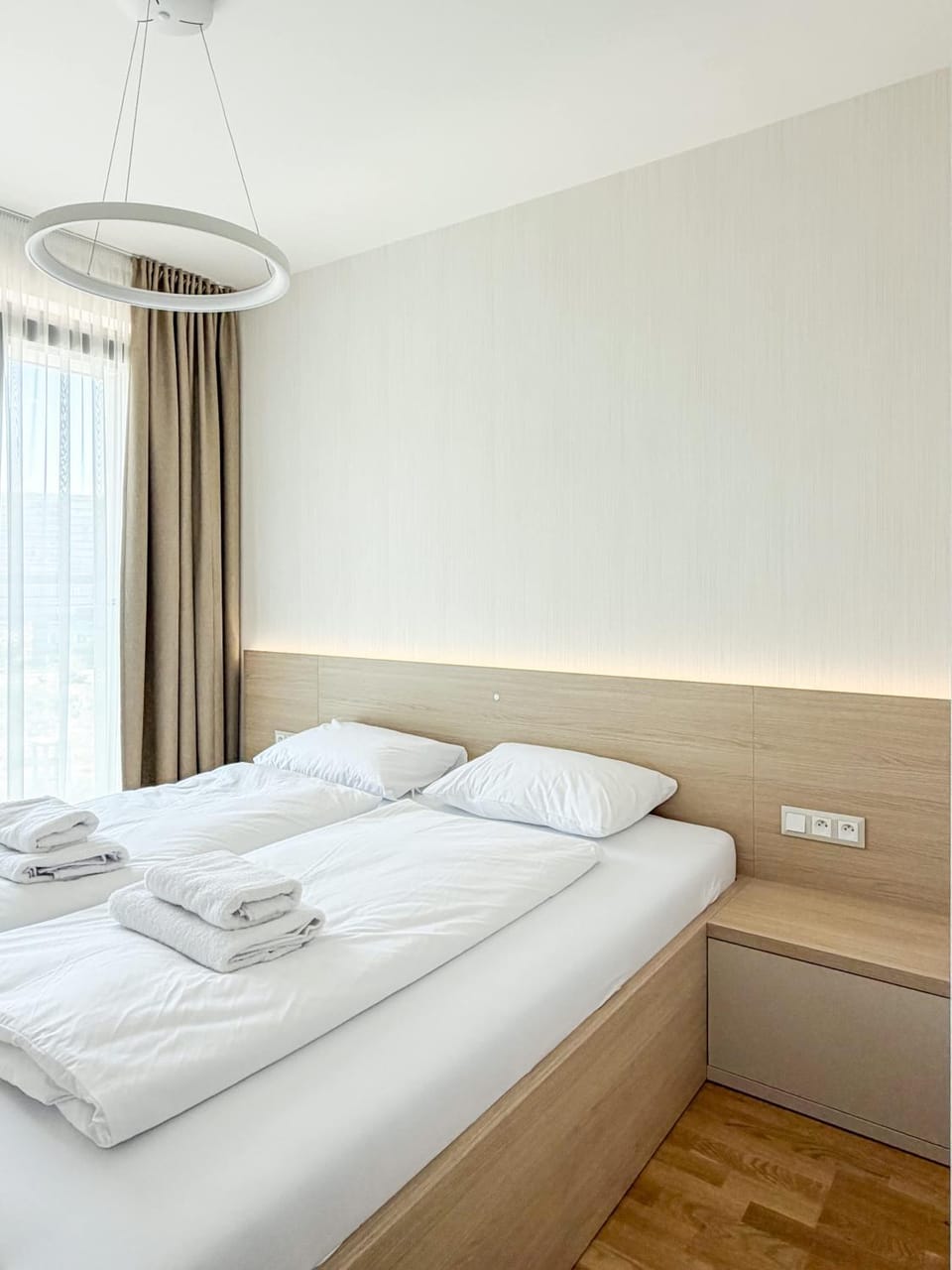 Bed, Bedroom, towels
