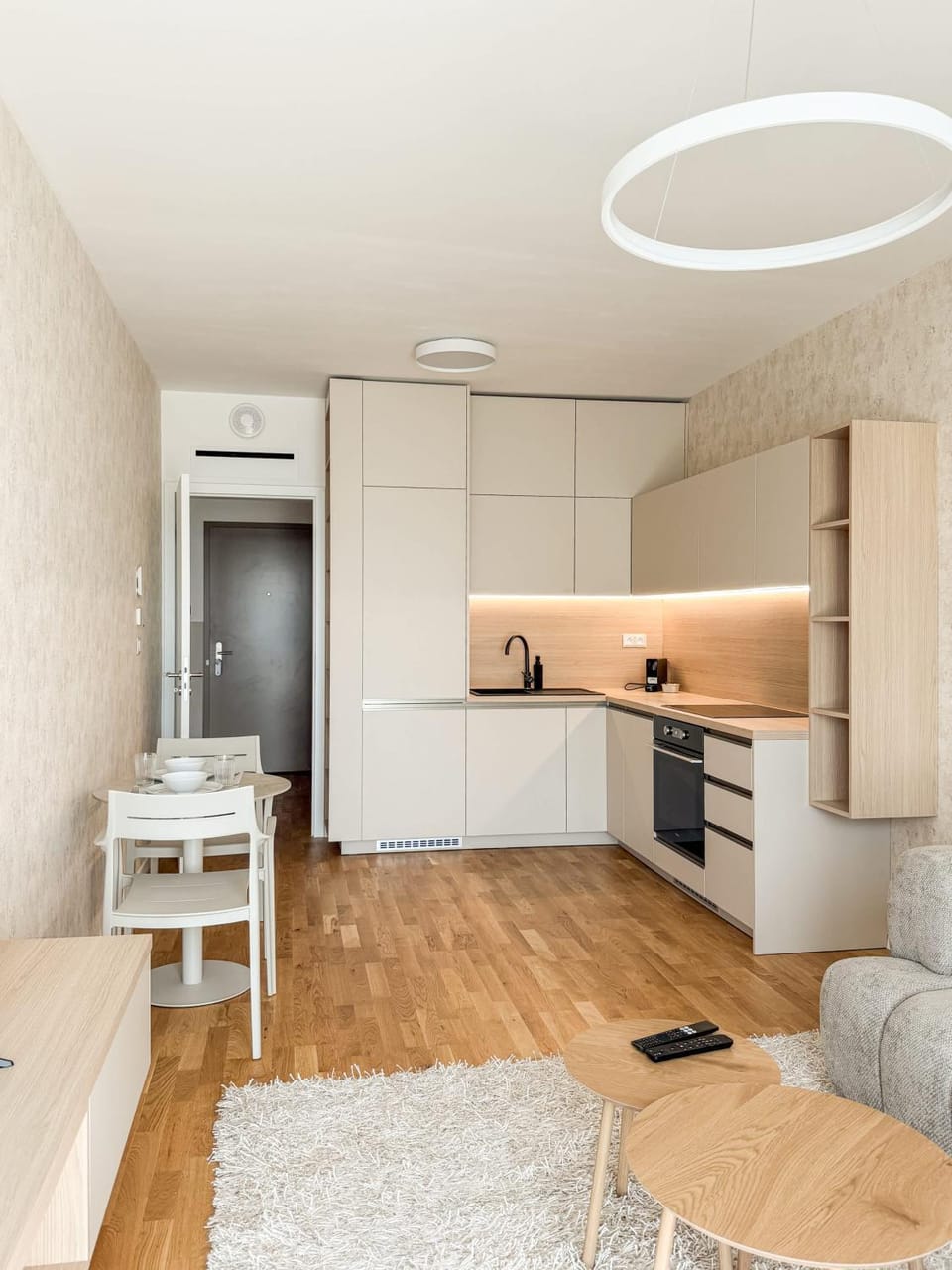 Kitchen or kitchenette, Dining area, oven