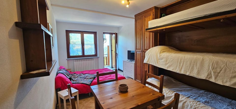 Bed, TV and multimedia, Photo of the whole room, Bedroom
